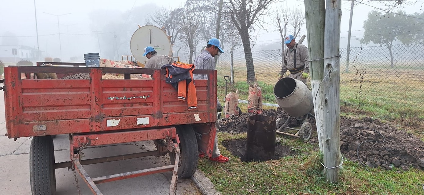 Construcción de bases de cemento para la instalación de nuevos postes