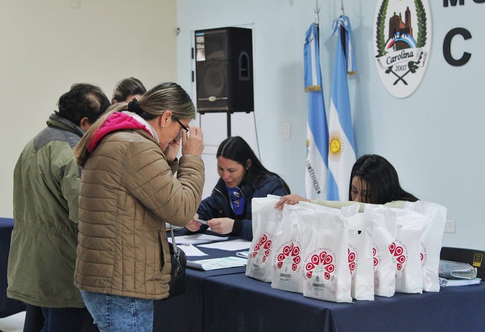 Se entregaron los nuevos plásticos de la Tarjeta Sapucay